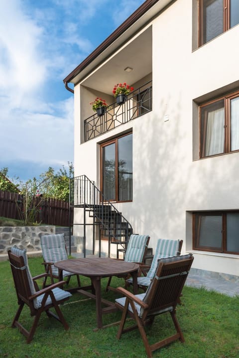 Property building, Garden, Balcony/Terrace, Seating area, Dining area, Garden view