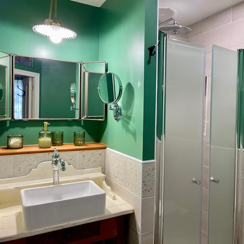 Shower, Bathroom, towels