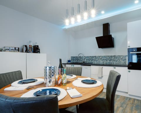 Kitchen or kitchenette, Living room, Food and drinks, Seating area, Dining area, oven, stove