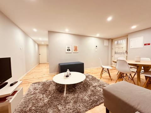 TV and multimedia, Kitchen or kitchenette, Living room, Seating area, Dining area