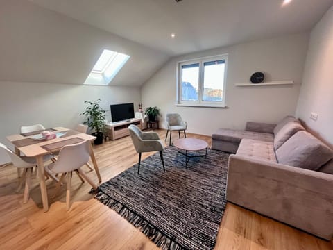 TV and multimedia, Living room, Seating area, Dining area