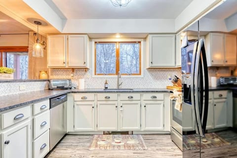 Antler Ridge: 3BDR w Hot Tub & Game Room House in Tunkhannock Township