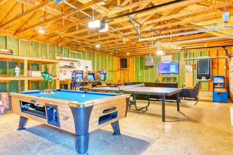 Antler Ridge: 3BDR w Hot Tub & Game Room House in Tunkhannock Township