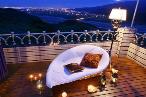 Night, Location
