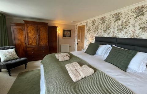 Bed, Photo of the whole room, Seating area, wardrobe