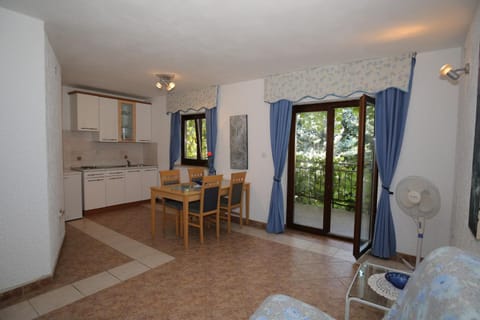 Coffee/tea facilities, Kitchen or kitchenette, Dining area