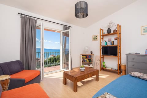TV and multimedia, Seating area, Sea view