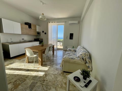 TV and multimedia, Kitchen or kitchenette, Living room, Dining area, minibar, pet friendly, stove, air conditioner