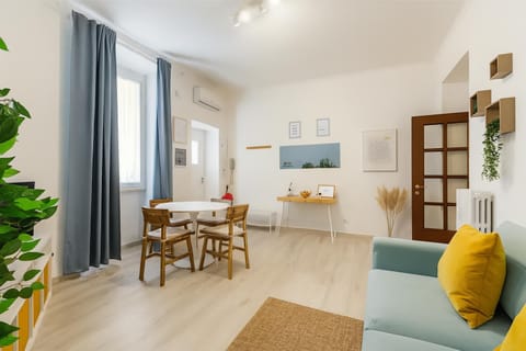 Facade/entrance, TV and multimedia, Living room, Seating area, Dining area
