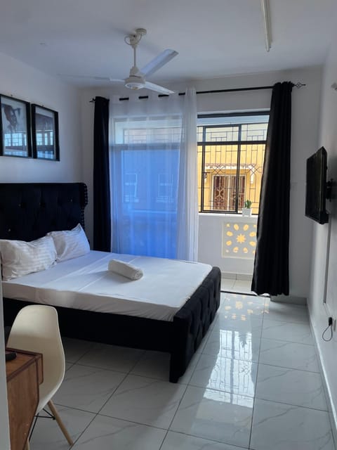 Bed, TV and multimedia, Bedroom