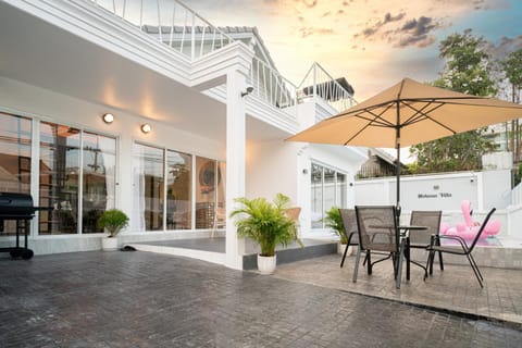 Property building, View (from property/room), Balcony/Terrace, Dining area