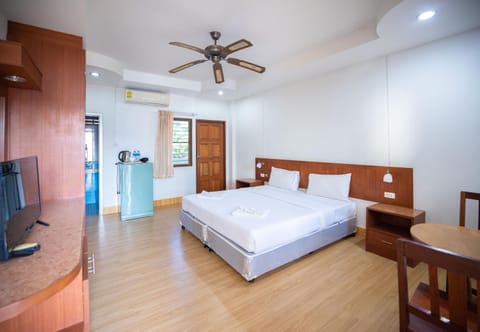 Bed, Photo of the whole room, Bedroom, fireplace
