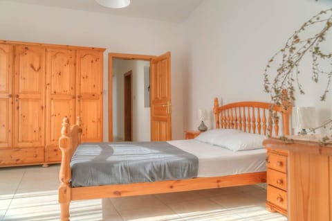 Double bedroom with ensuite in spacious corner apartment Vacation rental in Malta