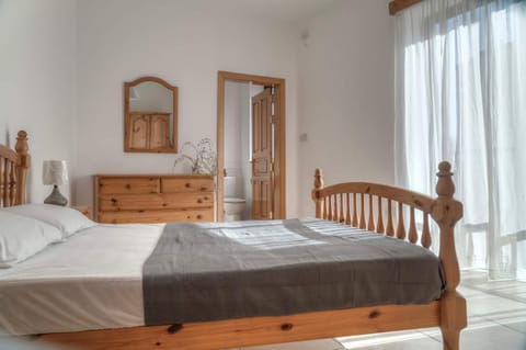 Double bedroom with ensuite in spacious corner apartment Vacation rental in Malta