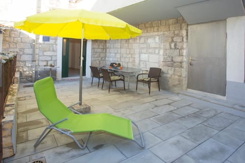 Patio, BBQ facilities