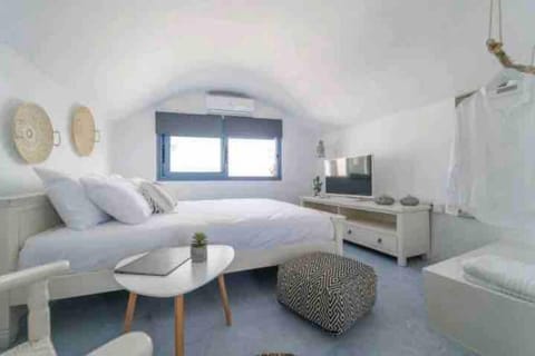 Jaccuzzi Romantic Suite in Firostefani,sea view! Apartment in Thera