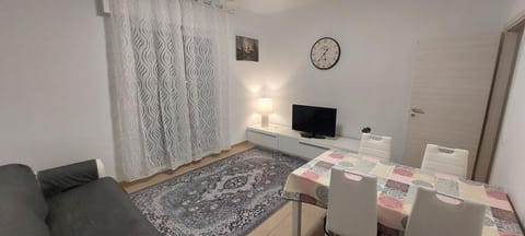 Communal lounge/ TV room, TV and multimedia, Living room, Seating area, Dining area