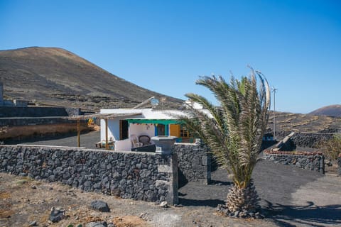 Facade/entrance, BBQ facilities, Balcony/Terrace, Landmark view, Mountain view