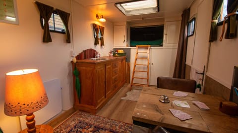 Bed, Photo of the whole room, Dining area, kitchen