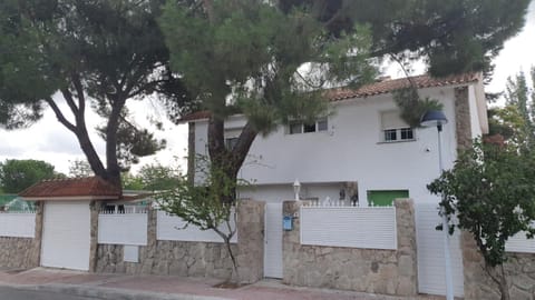 Property building, Day, Neighbourhood, Street view