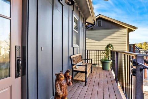 Pine Meadow Village Castle~ Incredible Chalet Home House in Big Bear