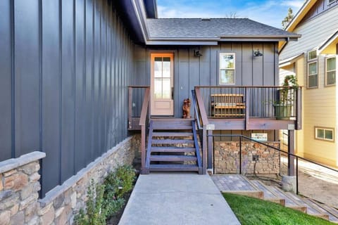 Pine Meadow Village Castle~ Incredible Chalet Home House in Big Bear