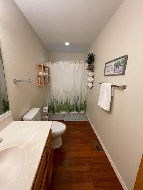 Beautiful, family friendly cabin by Lake Gregory. Cabin in Crestline