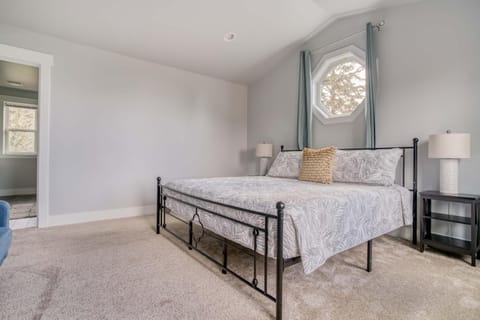 Charlies Cove House in Depoe Bay