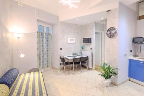 Bed, TV and multimedia, Living room, Photo of the whole room, Seating area, Dining area