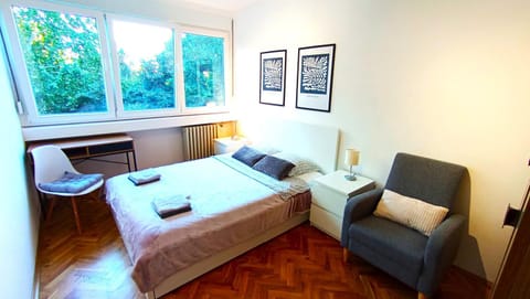 Bed, Photo of the whole room, Seating area, Bedroom, towels