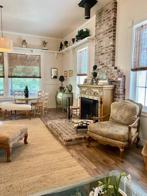 The Shopkeeper's Cottage ~ CHIC! Apartment in Amador City