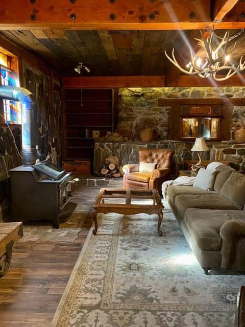 Vintage 1857~Stone & Beam Cellar Apartment in Amador City