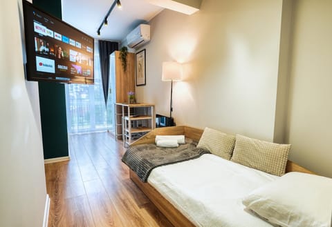 Bed, TV and multimedia, Living room, Photo of the whole room, Seating area, Bedroom, towels