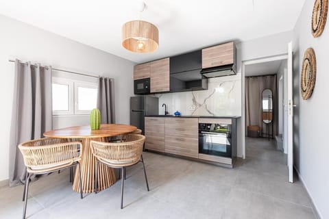 Kitchen or kitchenette, Dining area, minibar, pet friendly, stove