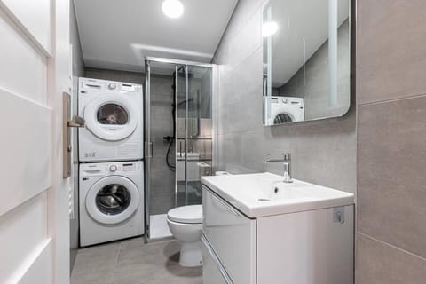Shower, Toilet, Bathroom, washing machine, dryer