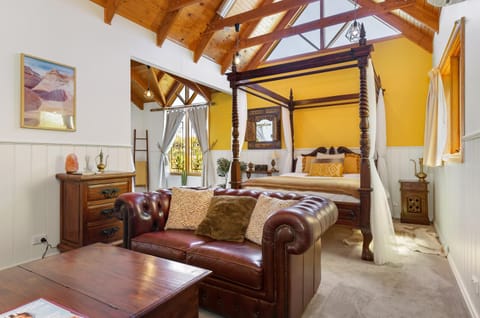 Bed, Photo of the whole room, Seating area