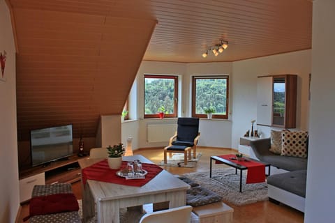 Communal lounge/ TV room, TV and multimedia, Living room, Seating area, Evening entertainment, Food