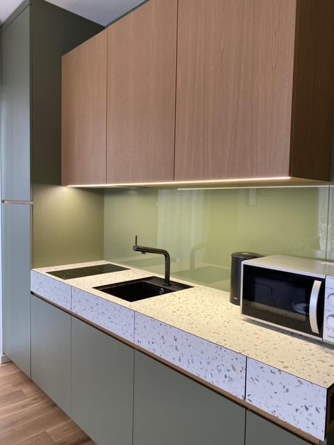Kitchen or kitchenette, minibar, stove
