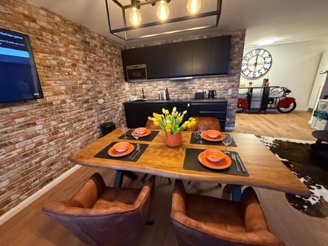 Kitchen or kitchenette, Living room, Food and drinks, Seating area, Dining area, Food, stove