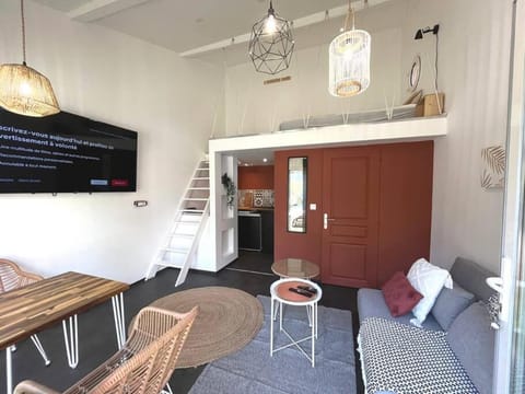 Casita: maison duplex +parking/terrasse/Netflix House in Troyes