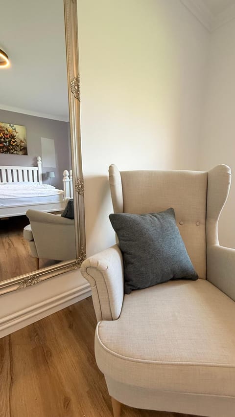 Bed, Seating area, Bedroom