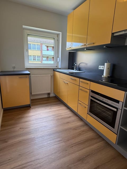 Kitchen or kitchenette, dishwasher, stove