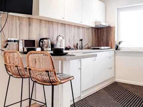 Coffee/tea facilities, Kitchen or kitchenette, Dining area, stove