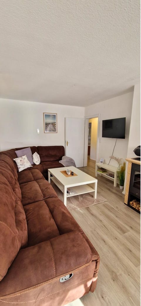 TV and multimedia, Living room, Seating area, Evening entertainment