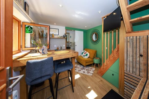 TV and multimedia, Kitchen or kitchenette, Living room, Seating area