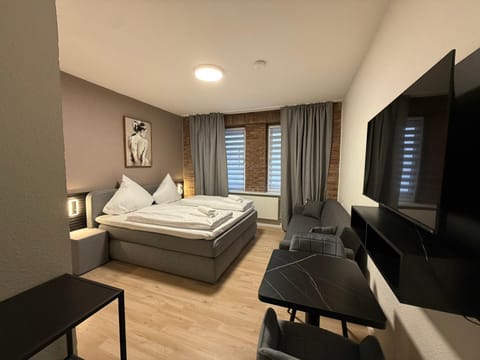 Bed, TV and multimedia, Photo of the whole room, Seating area, Bedroom