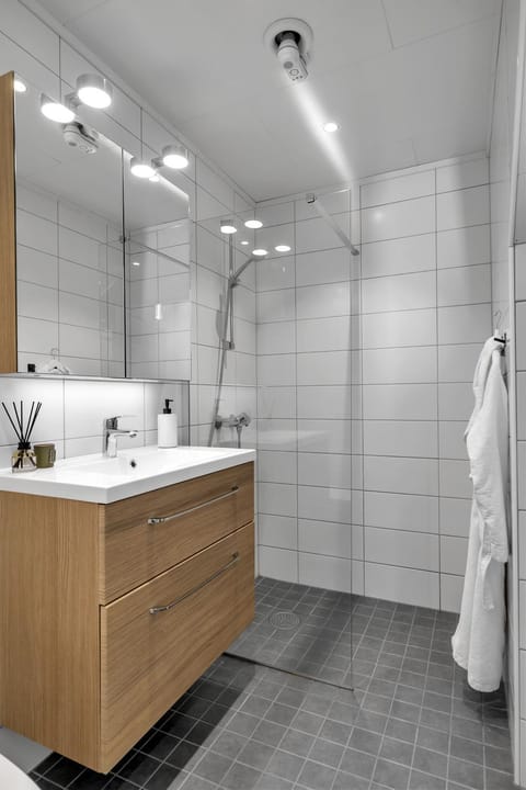 Shower, Bathroom, towels