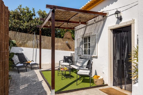 Property building, Patio, Day, Garden, Garden view, sunbed