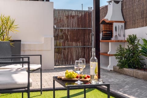 Patio, Day, Garden, View (from property/room), Seating area, Dining area, Food, Garden view, Drinks