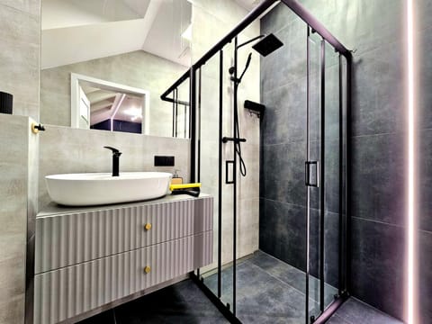 Shower, Bathroom, towels